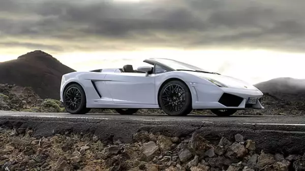 Adaptación del modelo anterior, este automóvil de lujo tiene un motor de 5.2 litros, con 560 caballos de fuerza y velocidad máxima de 334 km/h.