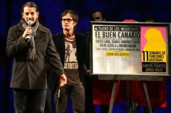Debido a otros compromisos, el escritor Carlos Fuentes no develó la placa alusiva junto a su colega Jorge Volpi, pero en su lugar lo hizo el actor Gael García Bernal, quien leyó las palabras que Fuentes dejó para la ocasión.