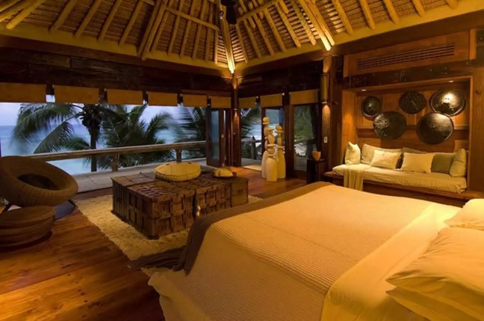 Las villas están rodeadas de grandes ventanales, tienen una cama king size, un vestidor doble con gran espacio, el cual está separado por un pequeño despacho.