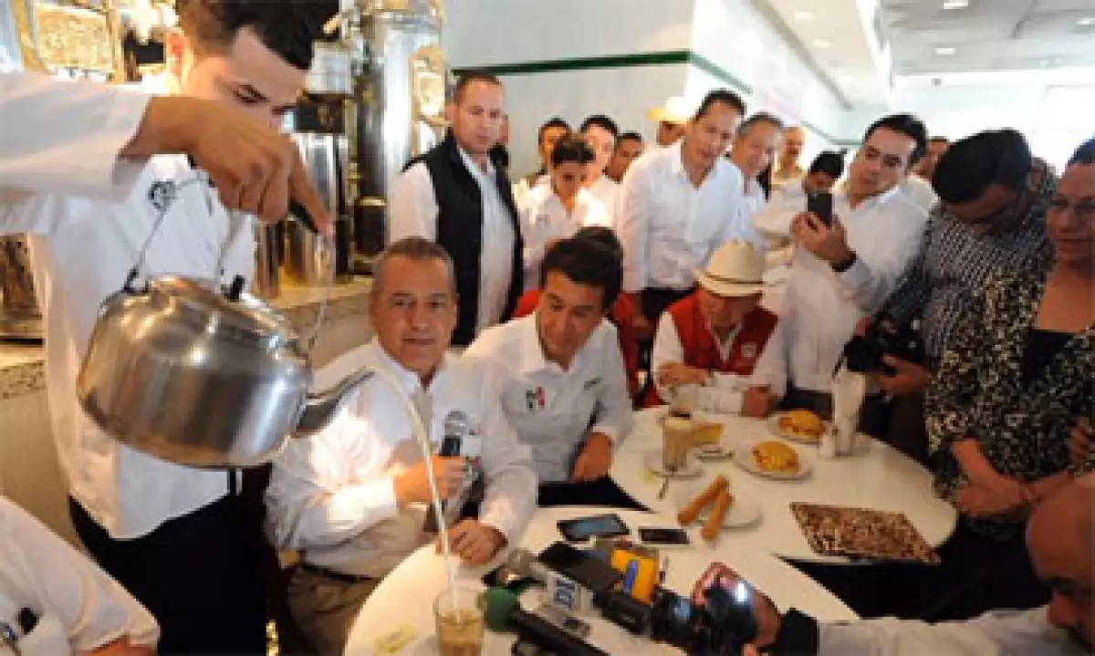 El presidente nacional del PRI acudió al famoso café de La Parroquia. Twitter/MFBeltrones