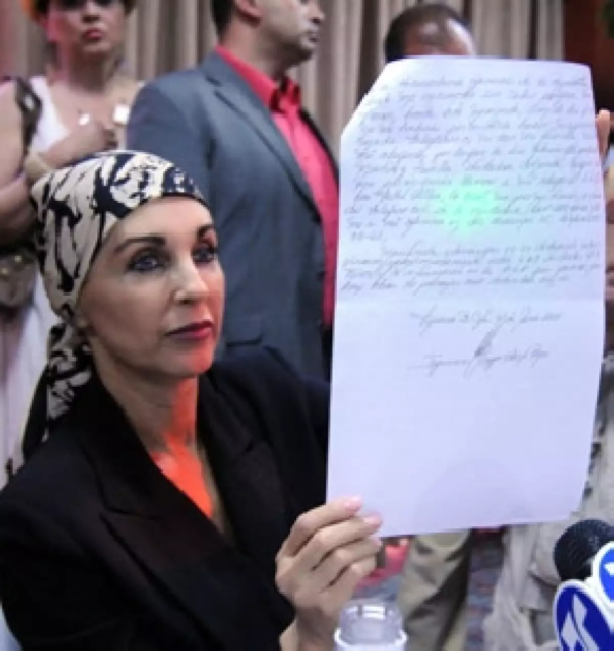 Maria Elvia muestra el escrito que realizó Jorge Hank Rhon.