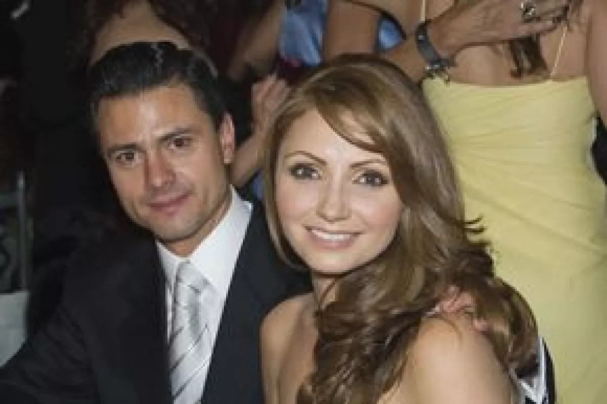 El gobernador del Estado de México y la actriz Angélica Rivera sostienen un romance desde junio de este año, desde entonces es la pareja más buscada por los medios en nuestro país.