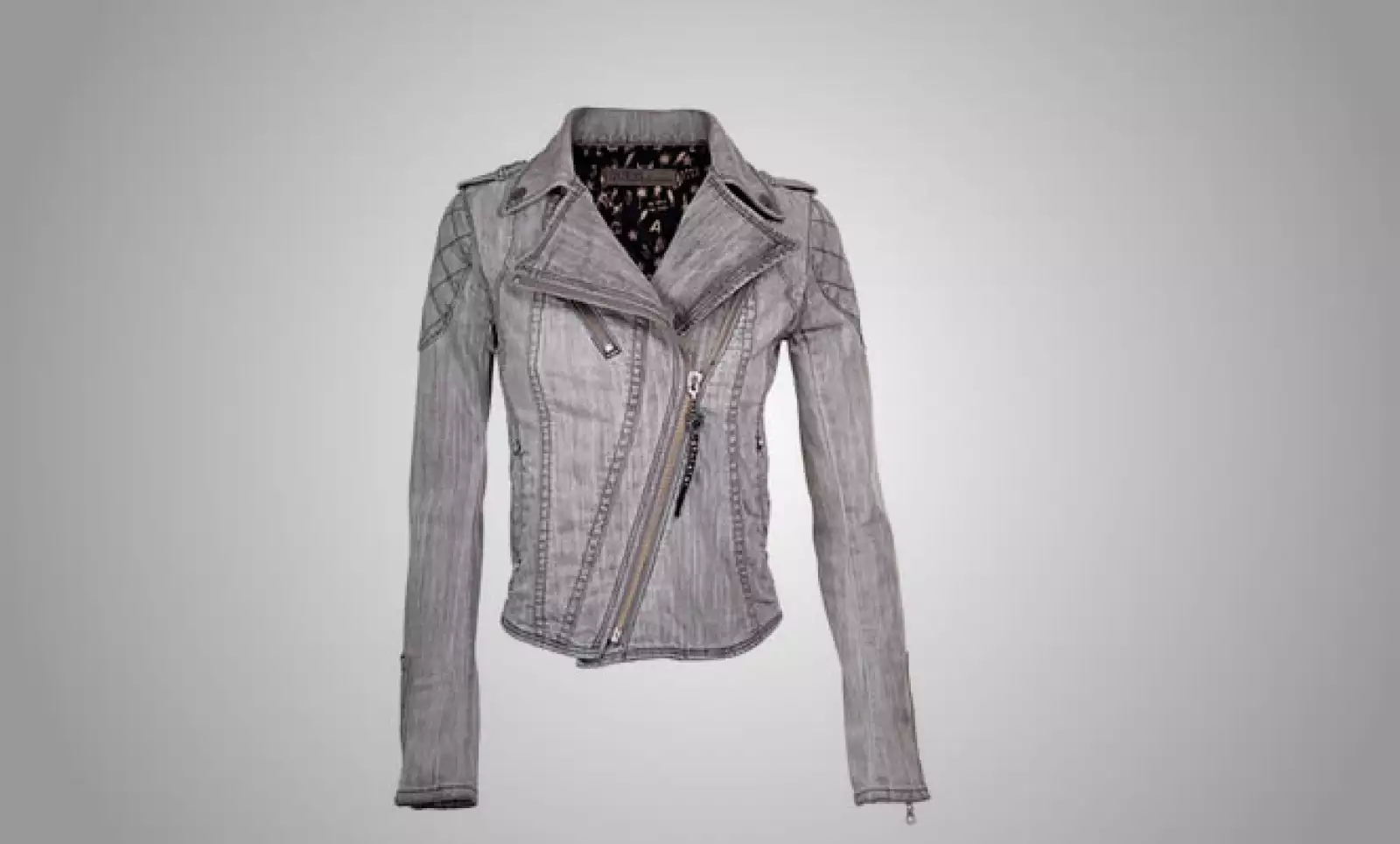 Los diseños para mujer y hombre innovan sobre tratamientos de la mezclilla.