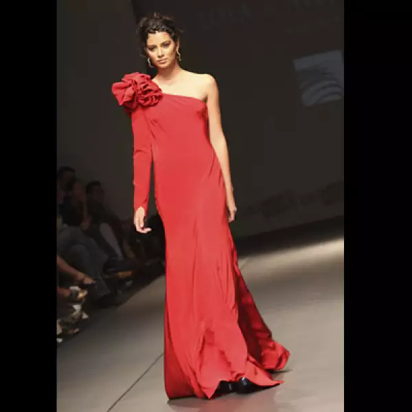 El diseñador mexicano Carlín presento una colección con vestidos largos y colores brillantes.