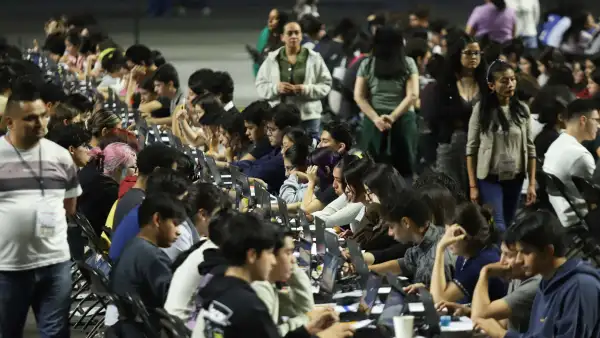 Aspirantes realizan el examen de control presencial en el Palacio de los Deportes, como parte del Concurso de Selección de Ingreso a Licenciatura para el ciclo 2026-2027/1 de la Universidad Nacional Autónoma de México (UNAM).