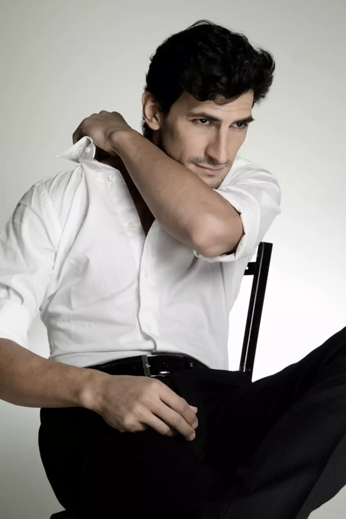 Marcos Jassán. Maquillaje: Ariel Farfán para Ésika. Peinado: Ariel Farfán para American Crew