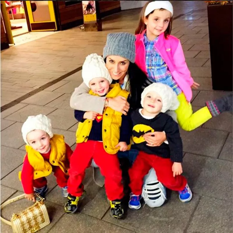 La conductora y sus cuatro hijos contribuyeron a combatir el frío invierno donando cobijas a personas que lo necesitan.