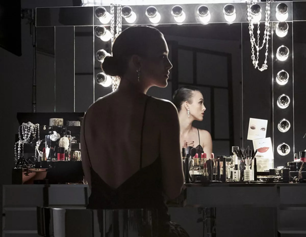 Keira Knightley se convierte en una vampiresa moderna en el segundo capítulo de la serie.