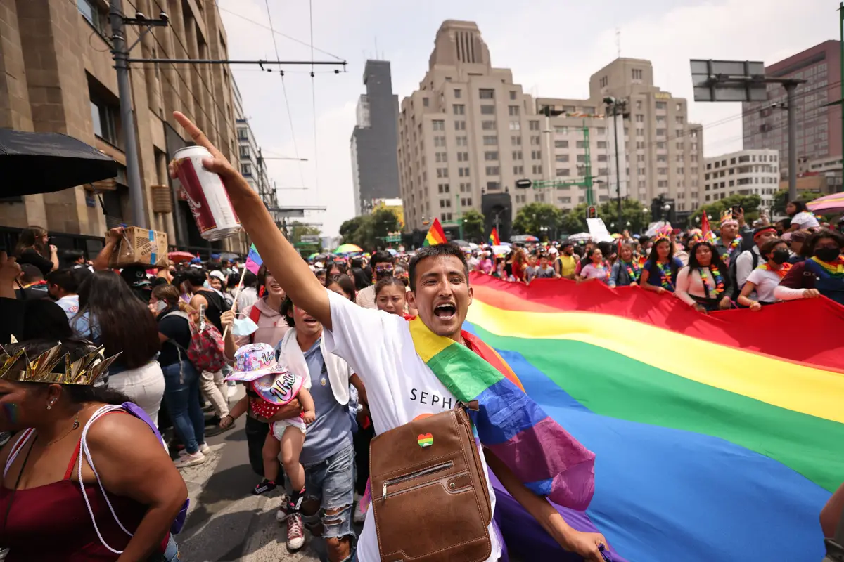 (La gente participa durante el Desfile del Orgullo LGBTTTIQ+ de la Ciudad de México 2022 )