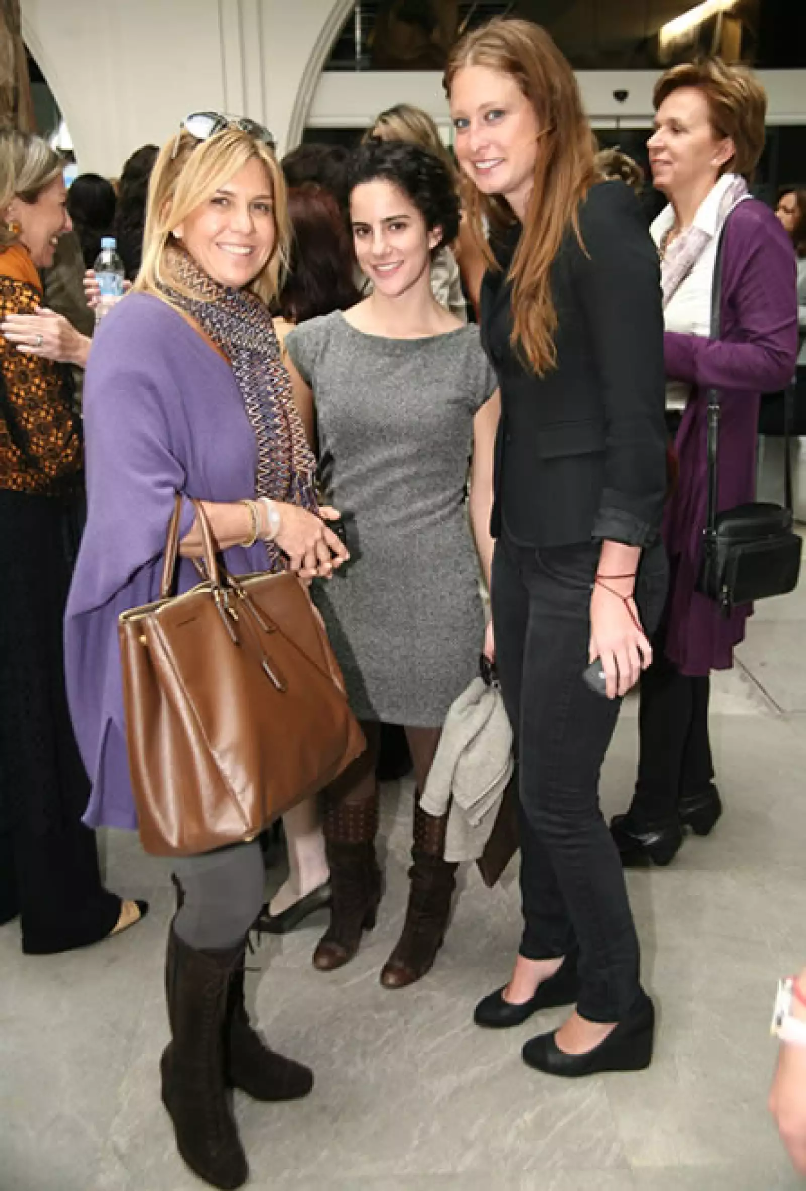 La directora de Sotheby´s México demuestra que es fanática de las maxi bolsas, aquí con una en piel café que mezcló con un vestido holgado morado y leggins grises.