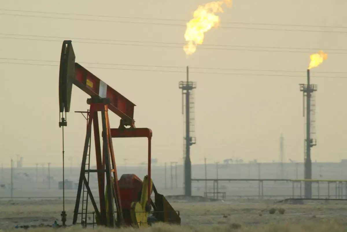 Fitch estimna un precio del petróleo para 2016 en 35 dólares por barril.