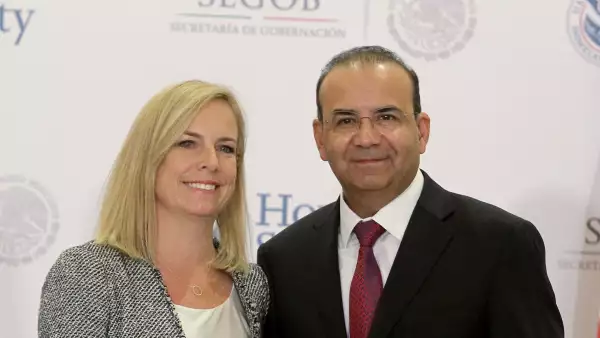 Alfonso Navarrete y Kirstjen Nielsen