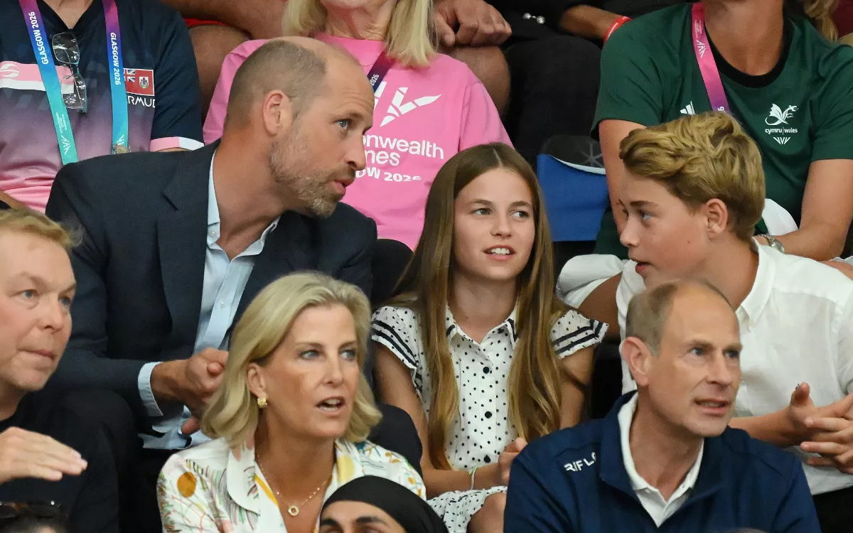 El príncipe William y Kate Middleton en una salida familiar con sus hijos George, Charlotte y Louis en los Juegos de la Commonwealth en Glasgow