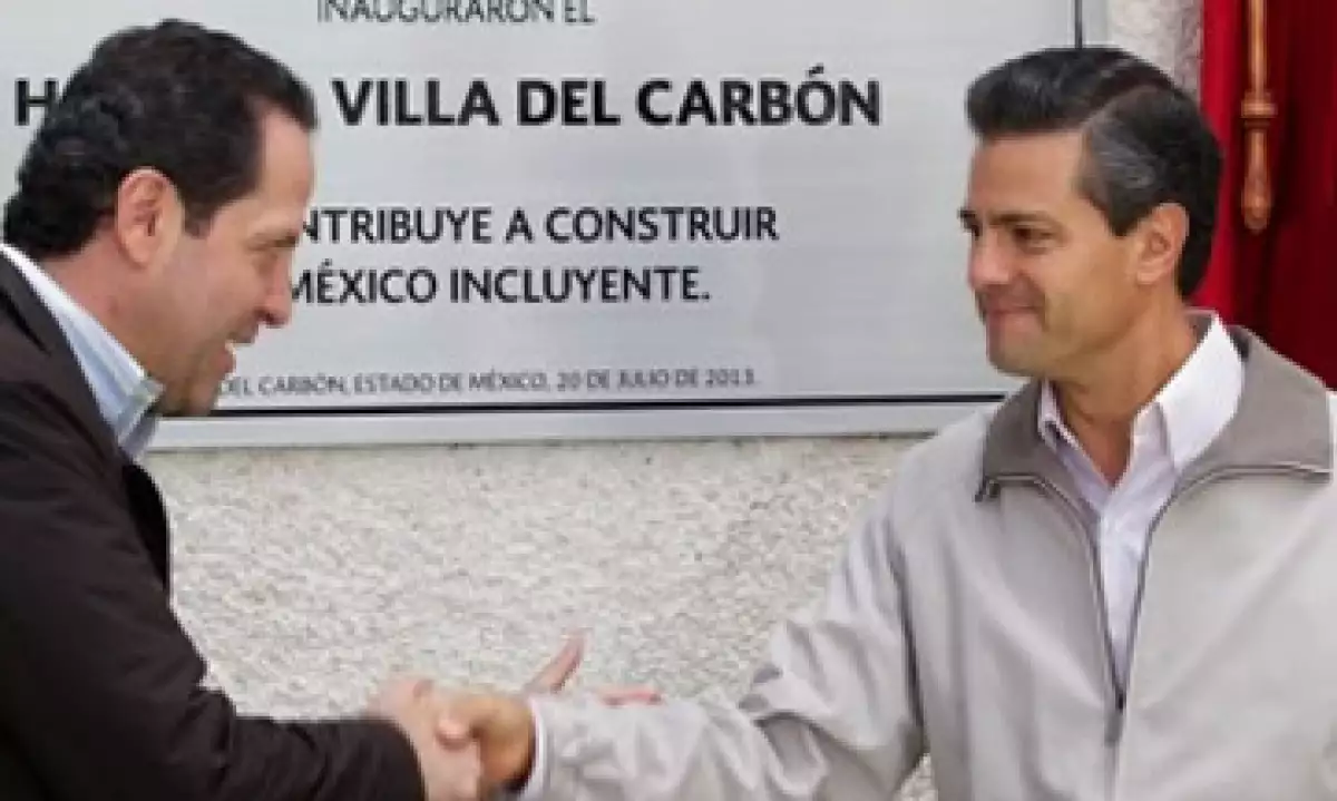 El gobernador del Edomex y el presidente Peña Nieto develaron la placa de hospital. (Foto: Tomada de Presidencia de la República)