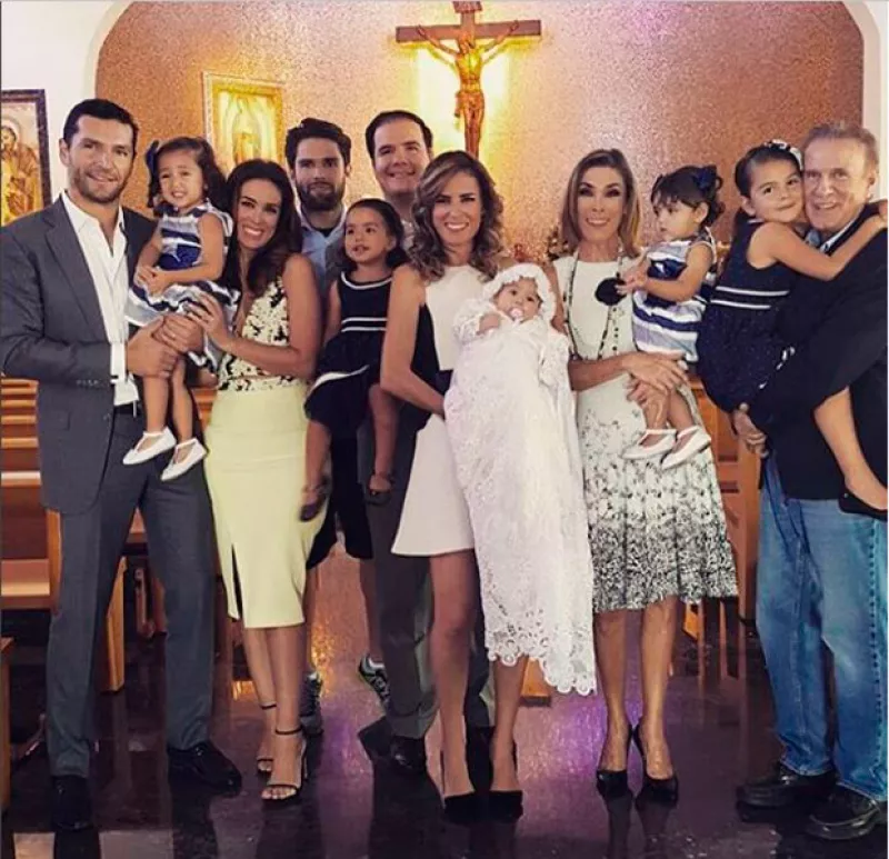 Por supuesto que la conductora, Martín Fuentes y sus dos hijas no se perdieron el bautizo de la más pequeña de la familia, Nicole, quien es la tercer hija de Alina.
