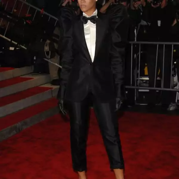 En la gala del Met, fue la única celebridad que decidió no llevar vestido y optó por un smoking con hombreras, pantalones capri y pumps.