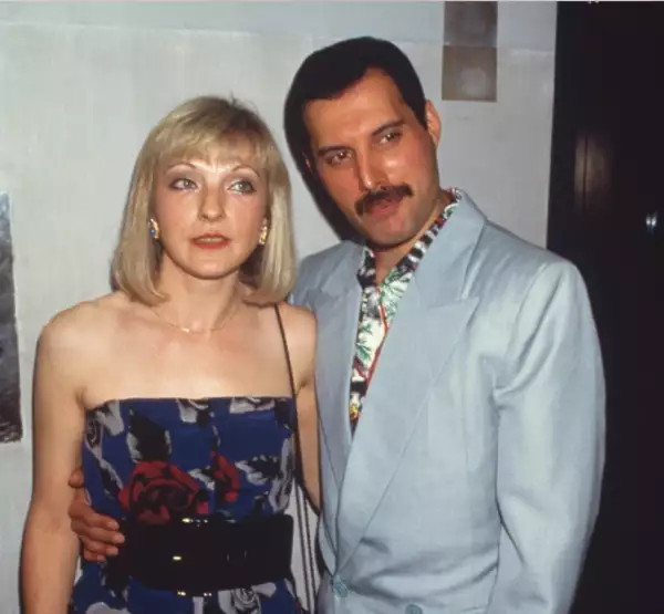 Mary Austin y Freddie Mercury