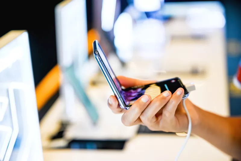  Samsung, Honor y Motorola se 'encaprichan' con los celulares plegables, aunque su precio no baja en México