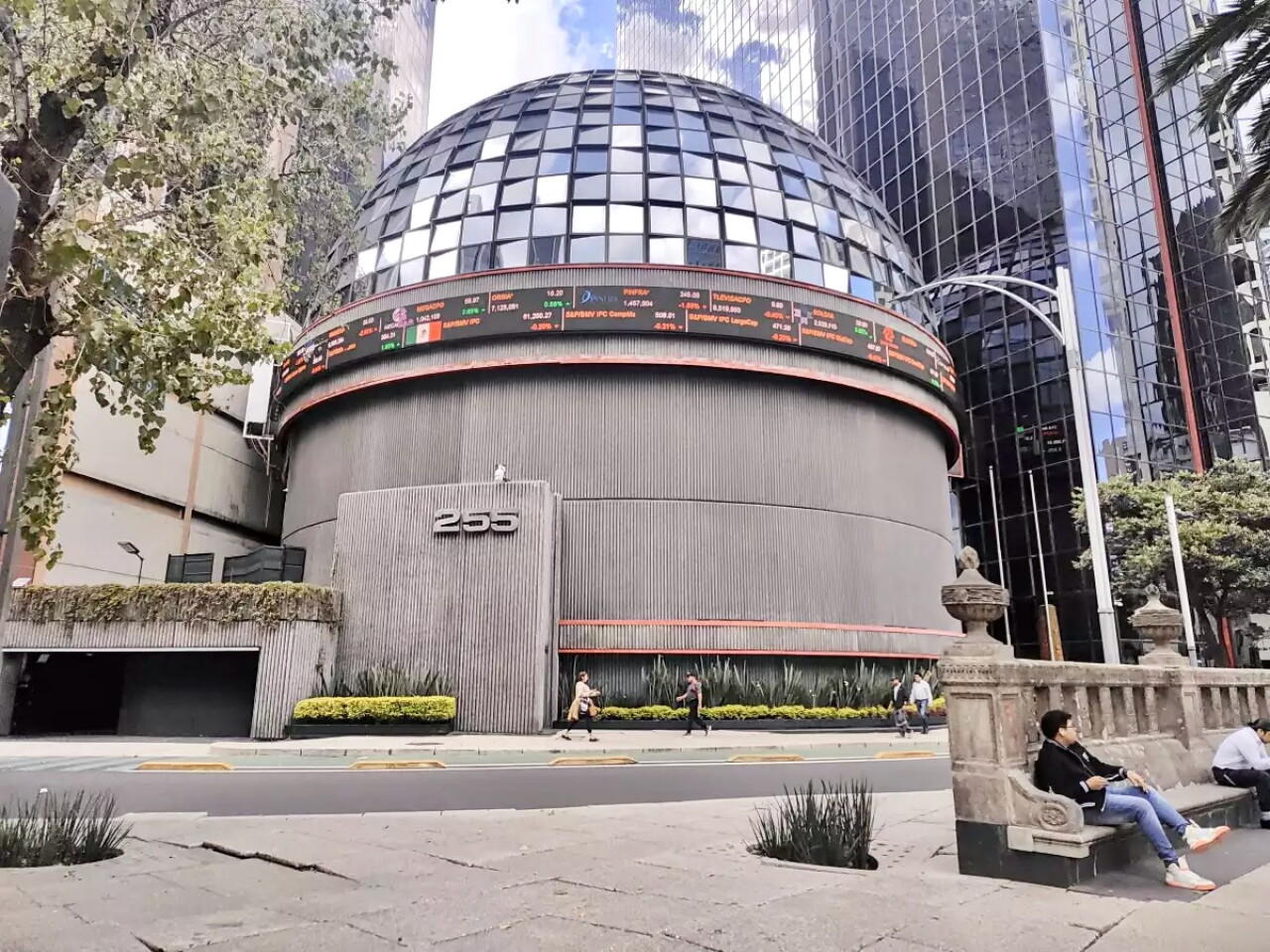 Petróleo e incertidumbre por la IA golpean a las bolsas; peso supera los 18.50 por dólar