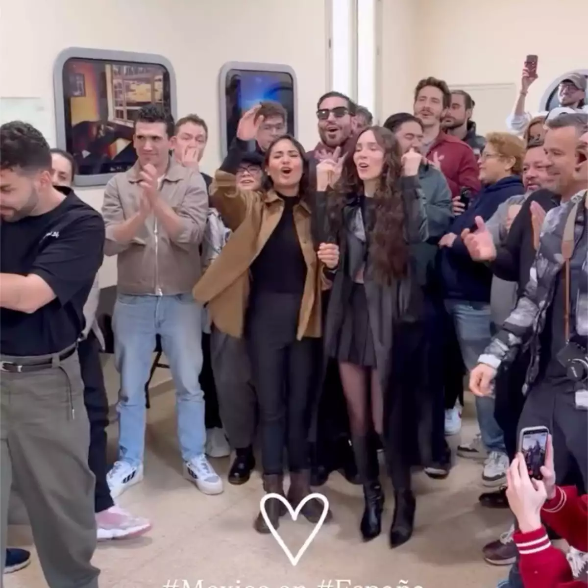 Belinda lleva tacos y mariachi al set de la serie 'Carlota' en España y se arma la fiesta mexicana