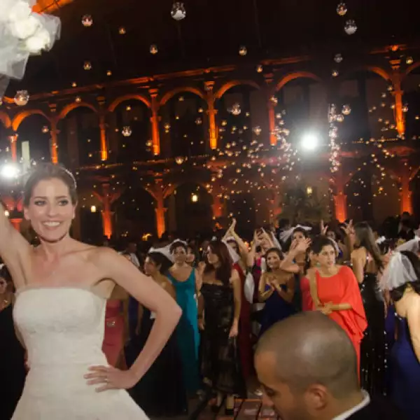 María Inés en el momento de lanzar el ramo de novia.