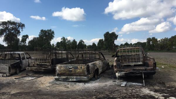 Seis camionetas cargadas de bidones de hidrocarburo se incendiaron cerca de un ducto de Pemex en el municipio de Acatzingo. El 8 de marzo 2016.