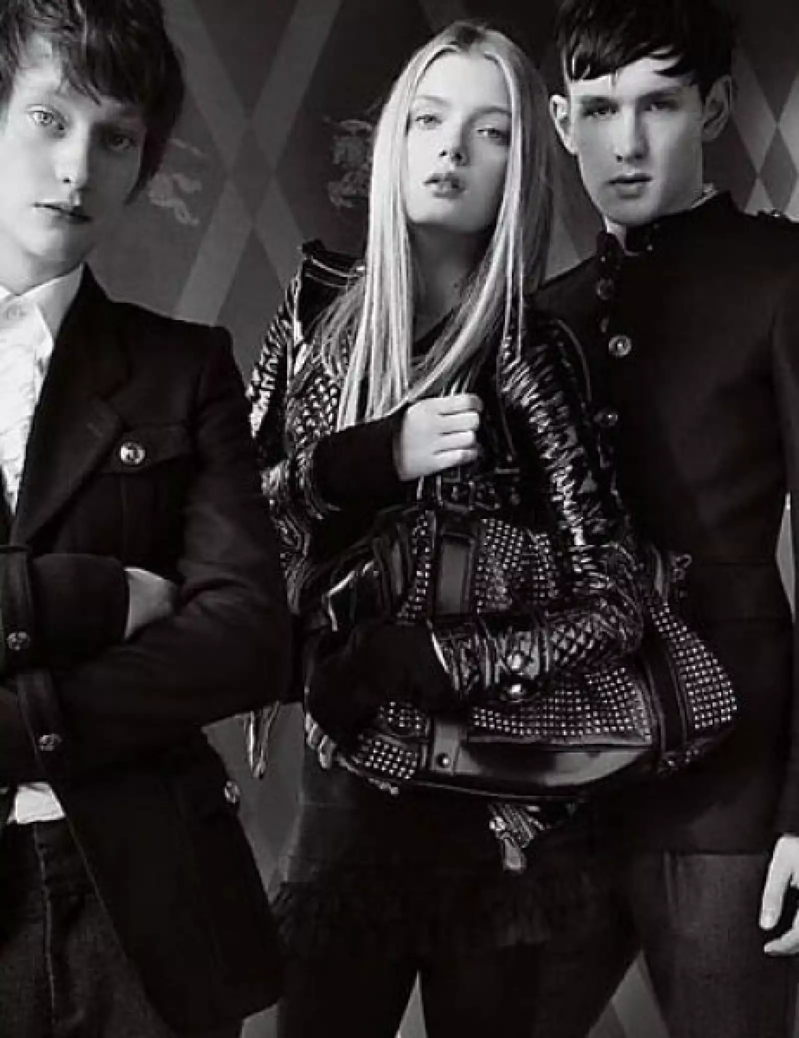 Lily Donaldson es una nueva cara inglesa de 21 años. Es musa de Alber Elbaz y ha trabajado sólo con marcas de primera como Versace, Derek Lam, Bottega Veneta y Burberry, sustituyendo a Kate Moss.