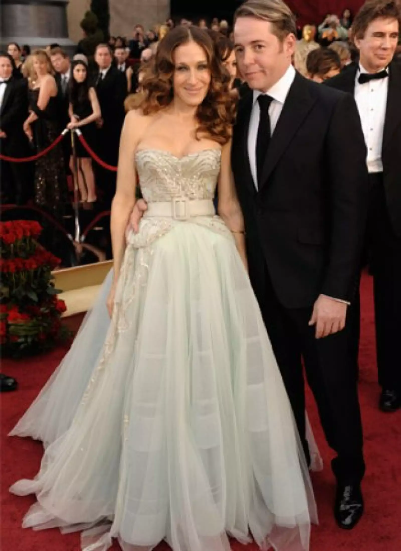 Sarah Jessica Parker, quien asistió acompañada de su esposo Matthew Broderick, hizo honor a Carrie Bradshaw eligiendo un diseño de Dior Haute Couture y joyas de Fred Leighton.