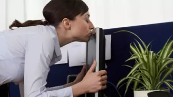 Las adicciones atribuidas a Internet pueden clasificarse en sexuales, adicción a las descargas, compras o relaciones. (Foto: Jupiter Images)