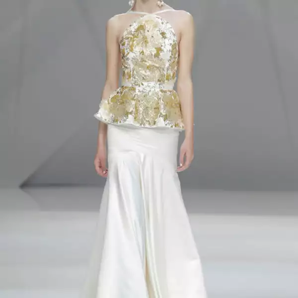 Vestido Olympia con aplicaciones de oro y falda de satén.