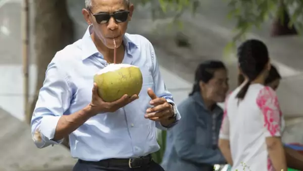 No cabe duda que extrañaremos a Barack Obama pues hasta en viajes diplomáticos sabe cómo relajarse y ponerle su toque carismático.