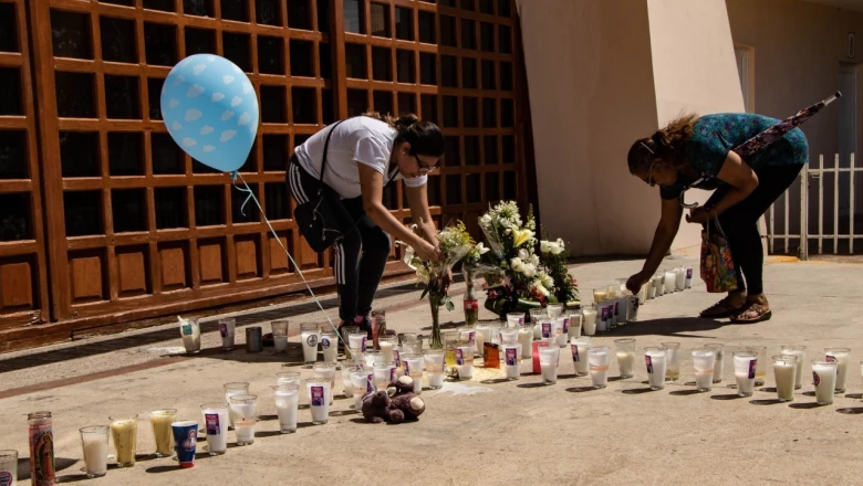 Con flores, velas y fotografías, mujeres rindieron homenaje a víctimas de feminicidio