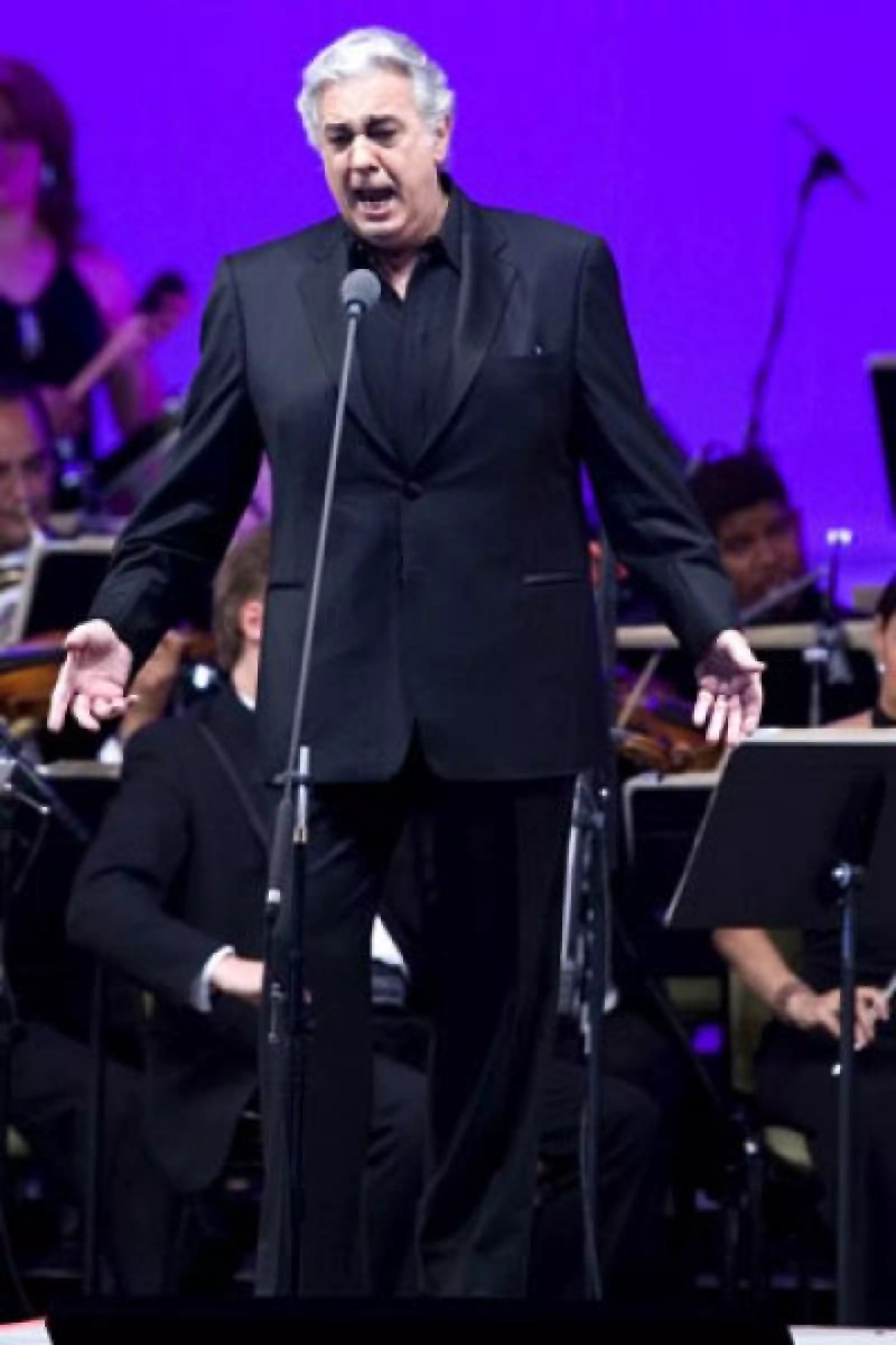 La aparición de Plácido Domingo en el escenario fue ovacionada por aproximadamente seis mil personas, quienes asistieron a este evento musical de corte internacional.