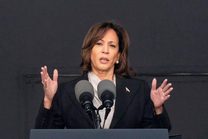 La vicepresidenta de los Estados Unidos, Kamala Harris, habla durante la ceremonia de graduación de 2023 en la Academia Militar de los Estados Unidos (USMA), en el Michie Stadium en West Point, Nueva York, EE. UU., el 27 de mayo de 2023.