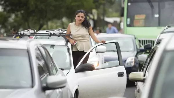 Decenas de manifestantes protestaron este martes contra las nuevas medidas del programa Hoy no circula, lo que generó un severo caos vial en la Ciudad de México.