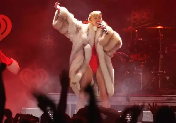 Miley se llevó el récord de haber sacado 9 veces la lengua en una misma presentación, el ya icónico performance de los VMAs.