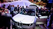 Un grupo de periodistas rodean un BMW iX3, durante la revelación global del modelo. La marca alemana es una de las que encabezan el segmento de autos premium en México. 