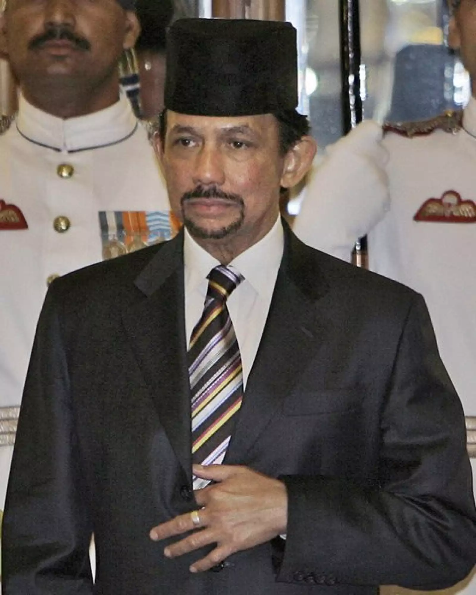El sultán de Brunei, Haji Hassanal Bolkiah, de 61 años, se ubicó en el primer puesto, al sumar $22 billones