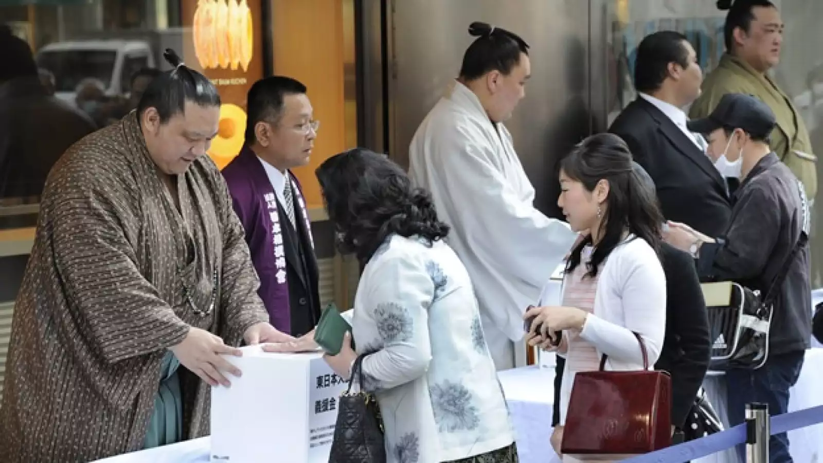 Japón - colecta de dinero