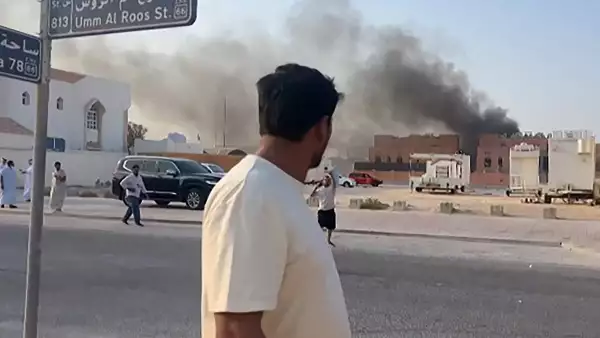 Este fotograma tomado de unas imágenes de AFPTV muestra a un hombre mirando el humo que se erma después de las explosiones en la capital de Doha, Qatar, el 9 de septiembre de 2025.