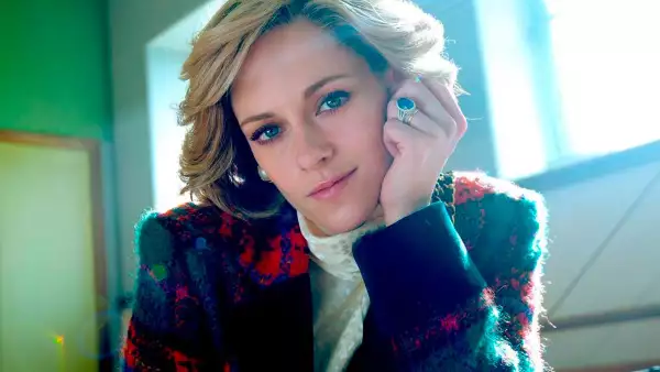 Kristen Stewart caracterizada como Lady Di.
