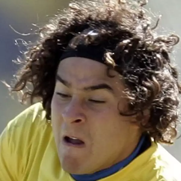 El portero Memo Ochoa hace lo posible por parar un disparo en el entrenamiento de su equipo, el América.