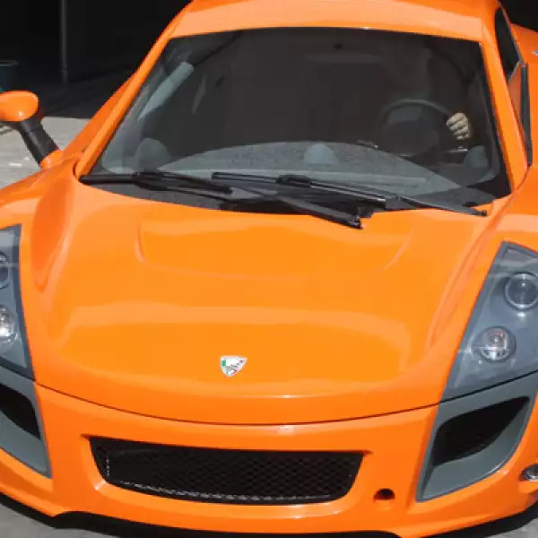 Este biplaza pesa poco más de 900 kilogramos, tiene un motor duratec de 2.0 litros que desarrolla 250 caballos de fuerza y se encargará de llevarlo de 0 a 100 kilómetros por hora en menos de 5 segundos.