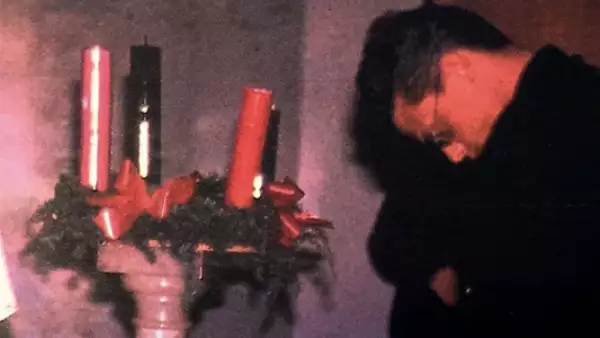 Luis Miguel ante la urna de su padre