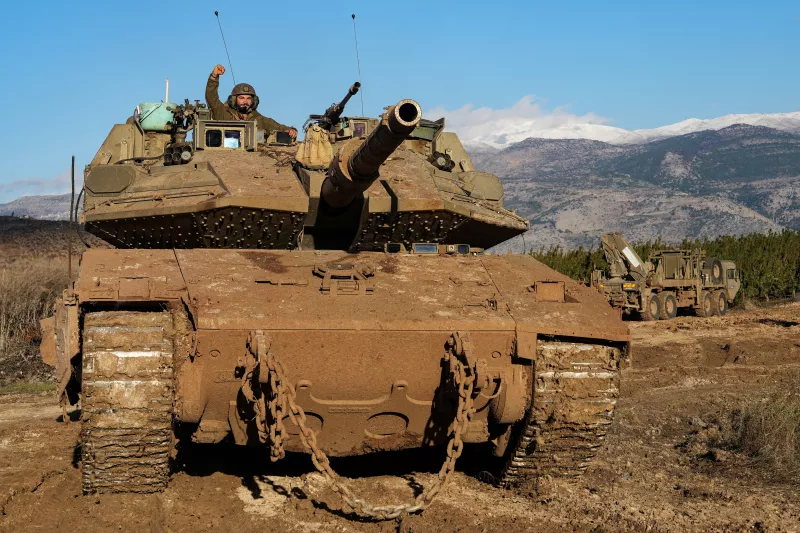 Un soldado israelí hace gestos desde un tanque, en medio de las hostilidades transfronterizas entre Hezbolá e Israel, junto a la frontera de Israel con el Líbano en el norte de Israel, el 26 de noviembre de 2024.