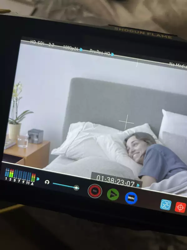 Elena del Río detrás de cámaras (Más allá de ti / Cortesía)