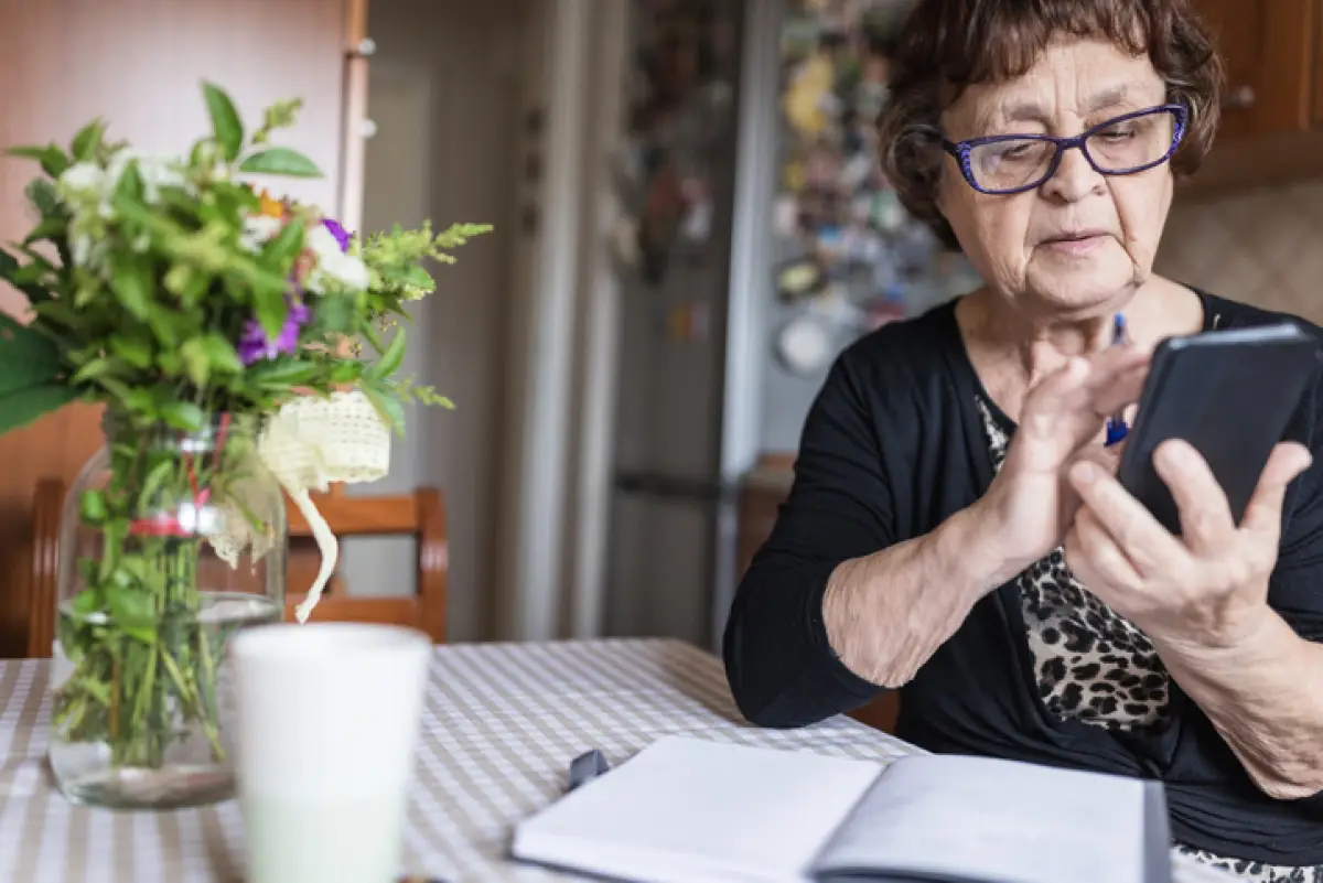 Señora adulta mayor usando su banca móvil