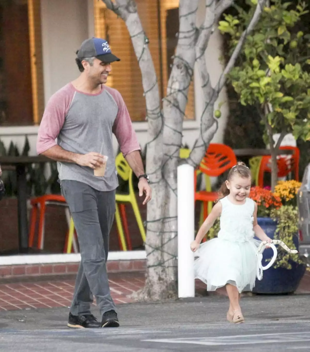 Además de andar en bici, padre e hija fueron juntos a conseguir una bebida refrescante. Se veían felices juntos.