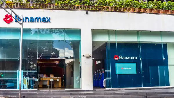 Sucursal de Banamex ubicada en Avenida Paseo de la Reforma en Ciudad de México, en la cual tienen abiertas sus puertas, pero no se observan a usuarios ingresar.