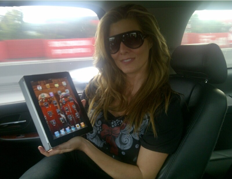 Monserrat Oliver posó feliz con su iPad.